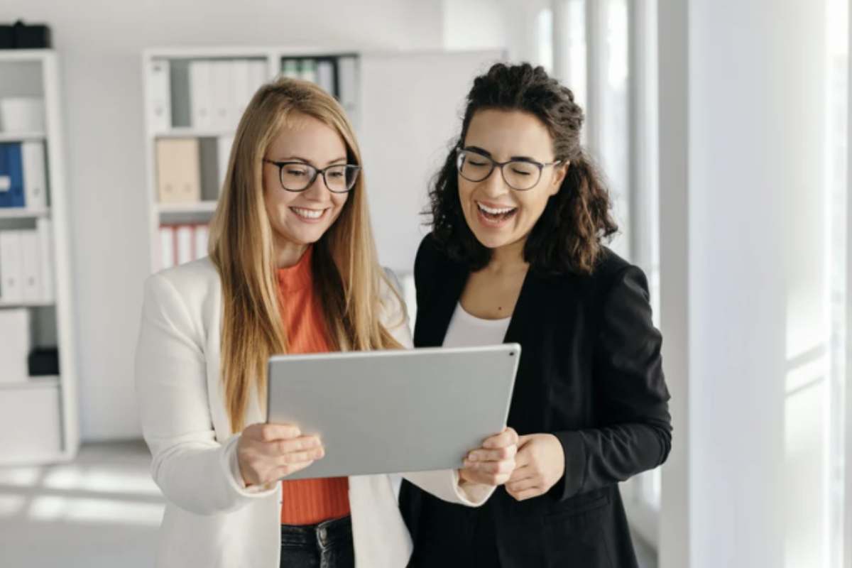 Una delle novità più rilevanti introdotte dalla direttiva riguarda la gestione delle eventuali differenze ingiustificate nello stipendio.