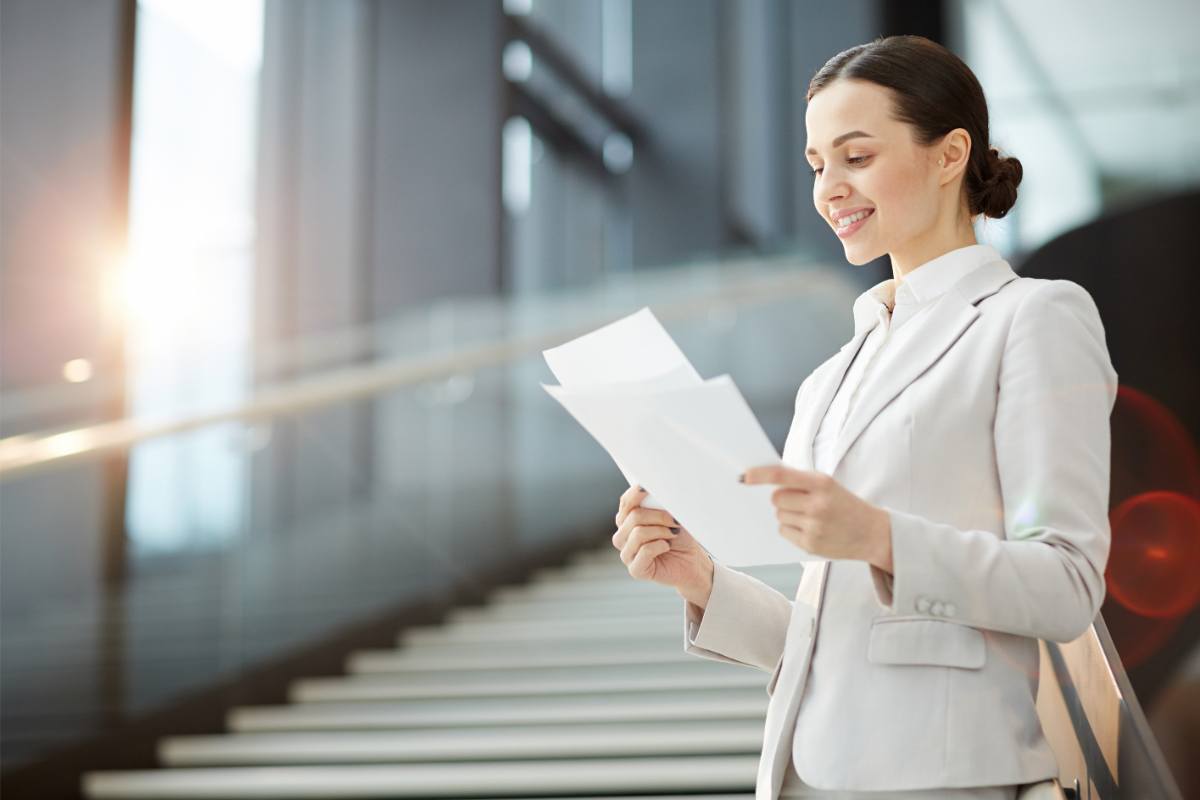 Donna legge documento