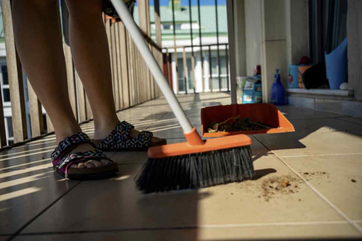 Un’alternativa sostenibile alla pulizia classica è il cosiddetto “metodo della pioggia”. Questa tecnica sfrutta l’acqua piovana che si accumula