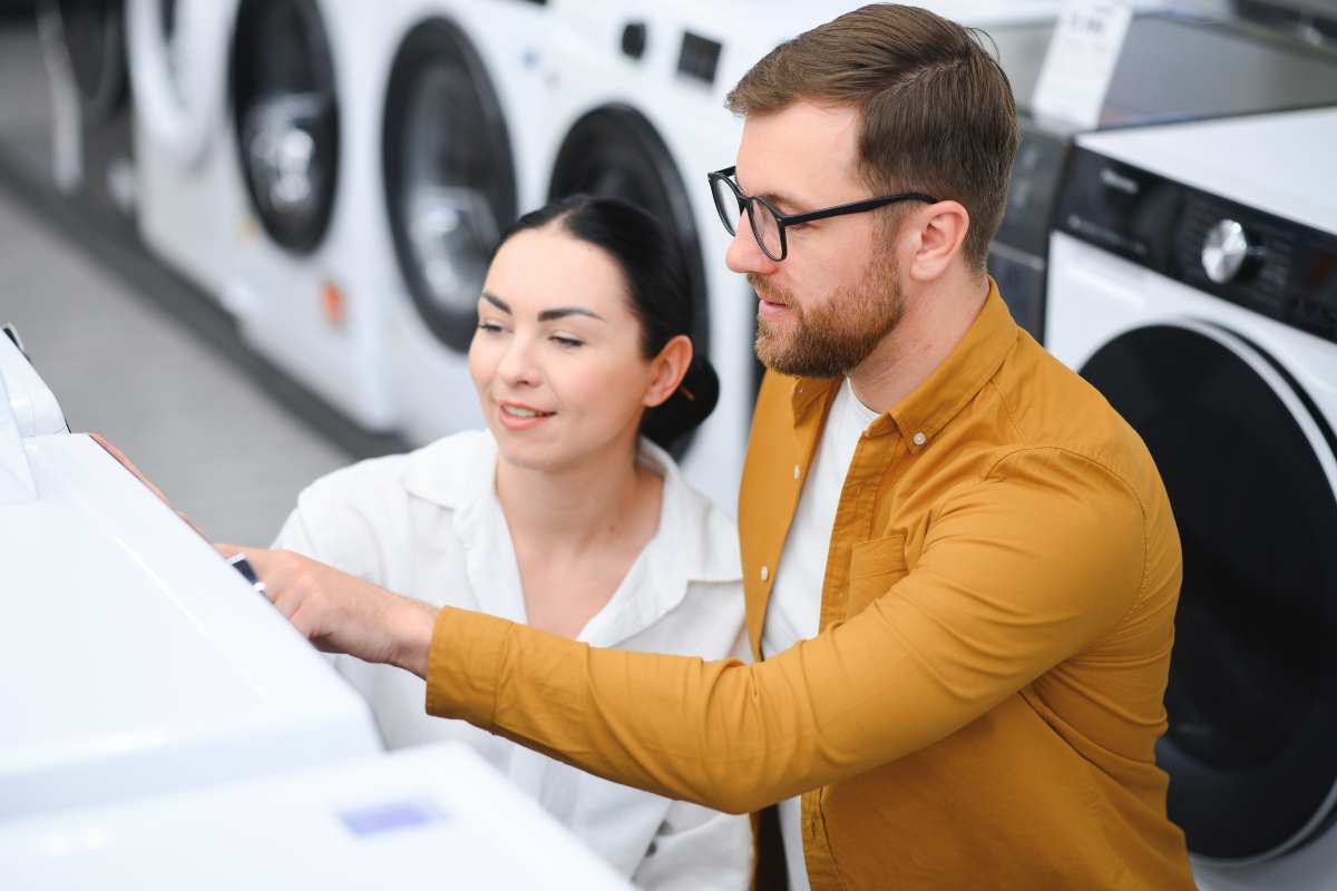 negozio elettrodomestici uomo e donna